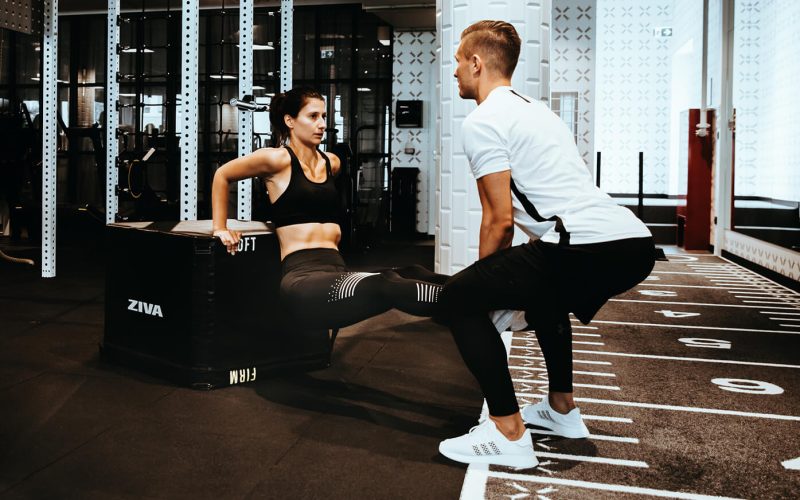 Dehnübungen in der Fitnesshalle